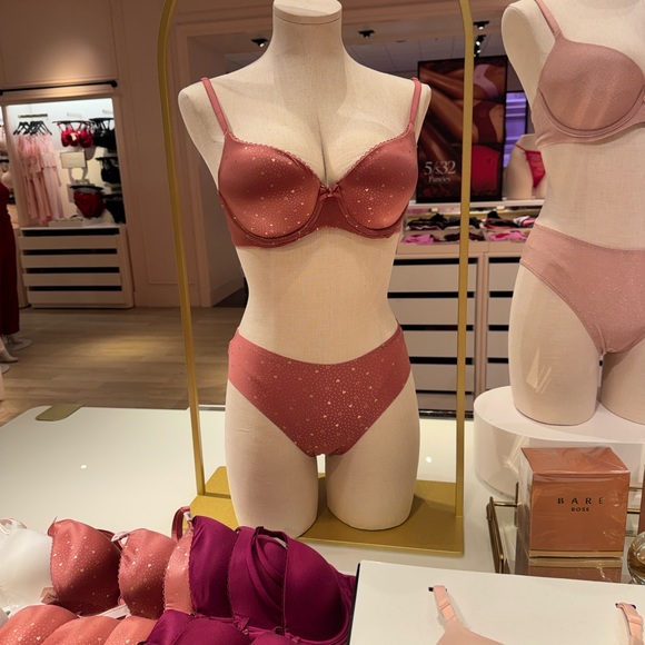 NWOT Victoria’s Secret Bra Set - Picture 9 of 9